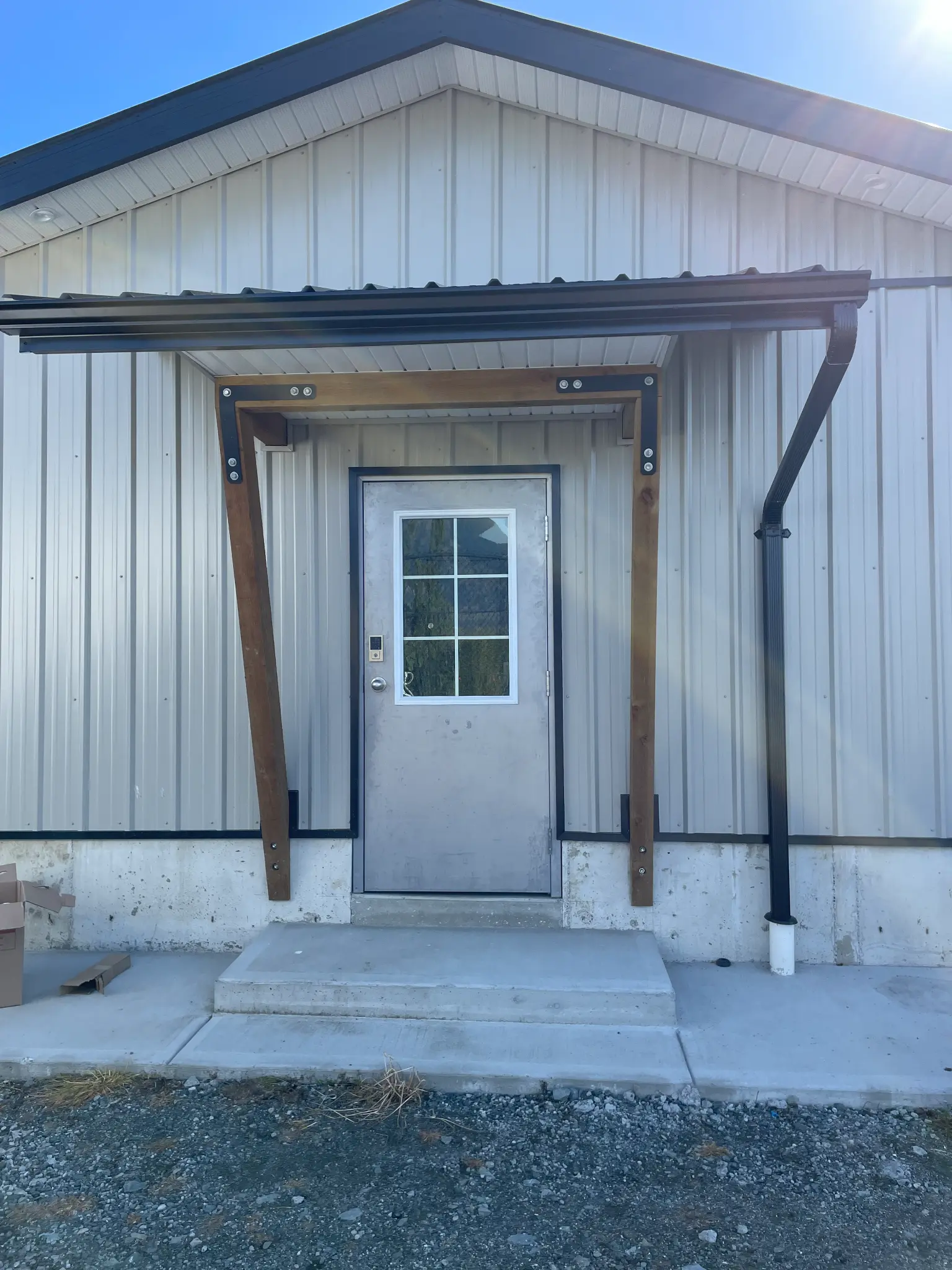 Gutter system with downspout connection